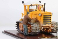 фигурка Тракторист с ящиком (Моделстрой 1:43)