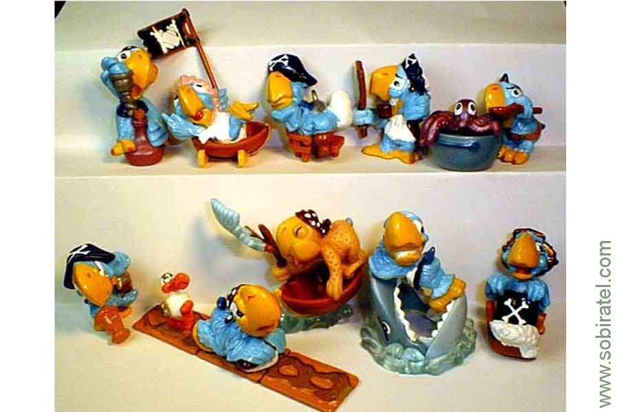 Слушать киндеры. Киндер сюрприз попугаи пираты 2000. Киндер сюрприз коллекция попугаи пираты. Коллекция игрушек из Киндер сюрприза.