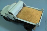масштабная модель Груз в кузов для ЗИЛ ММЗ 555 песок, жёлтая тема (ССМ, АИСТ, АВД, НГ, АЛГ)