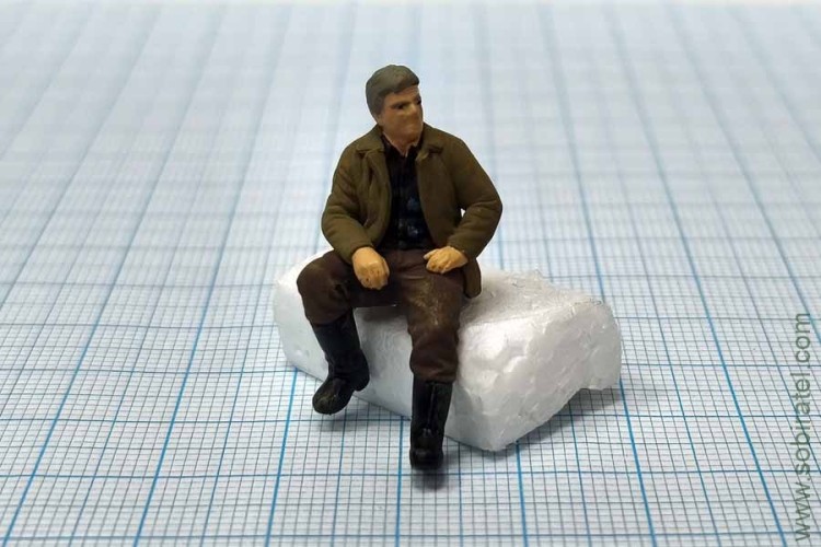 фигурка Тракторист, сидящий на гусенице (Моделстрой 1:43) фигурка Тракторист, сидящий на гусенице (Моделстрой 1:43)