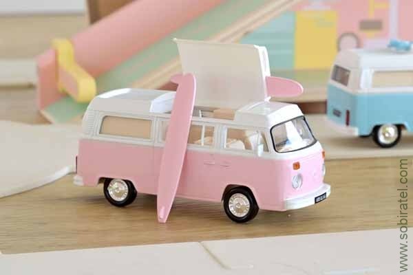 VW T2 Combi 1973 с досками для серфинга, розовый (Norev 1/43)