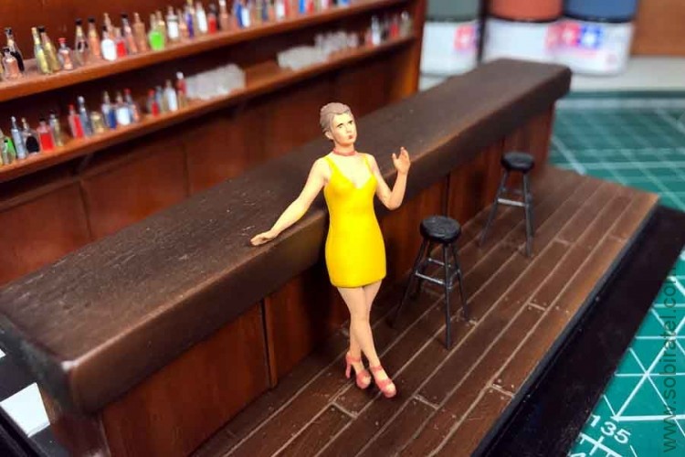 фигурка Девушка Кэтрин в баре, желтое платье, 1:43 Моделстрой