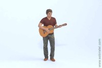 фигурка Парень с гитарой (Каморка 1:43)