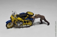 фигурка Человек толкает мотоцикл (Моделстрой 1:43)