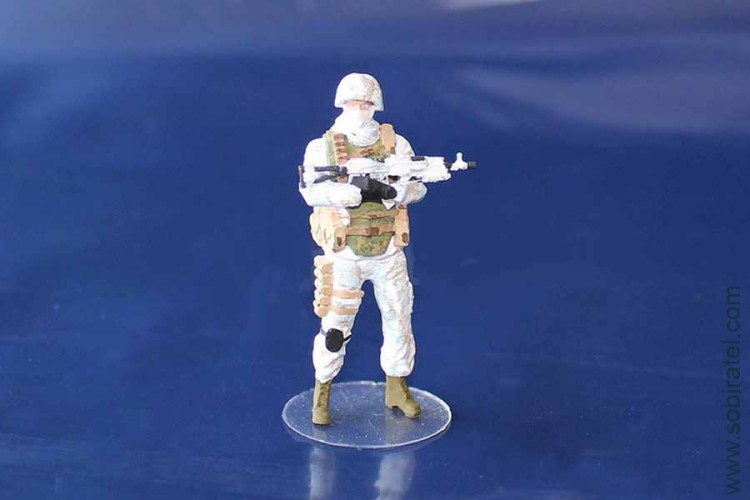 фигурка Российский солдат №4 в зимнем камуфляже (OPUS 1:43)