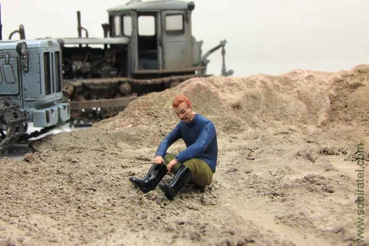 фигурка Мужчина в синей рубашке, сидящий на земле (Моделстрой 1:43)