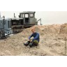 фигурка Мужчина в синей рубашке, сидящий на земле (Моделстрой 1:43)